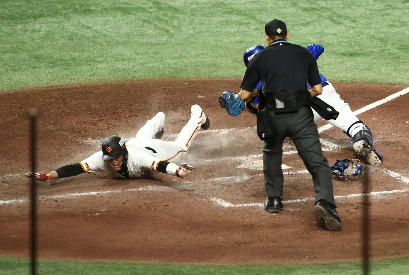 巨人対DeNA 7回裏巨人1死一、三塁、岸田のセーフティスクイズで生還する坂本（撮影・河田真司）