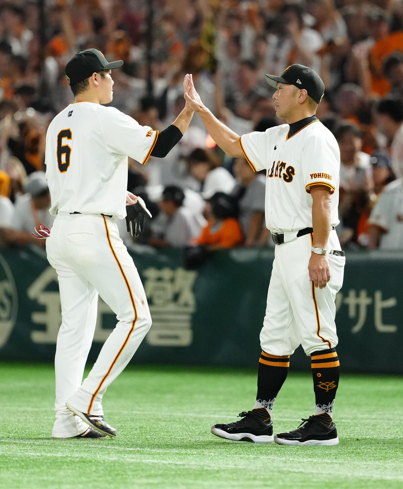 巨人対DeNA　試合後、巨人坂本（左）とタッチを交わす阿部監督（撮影・江口和貴）