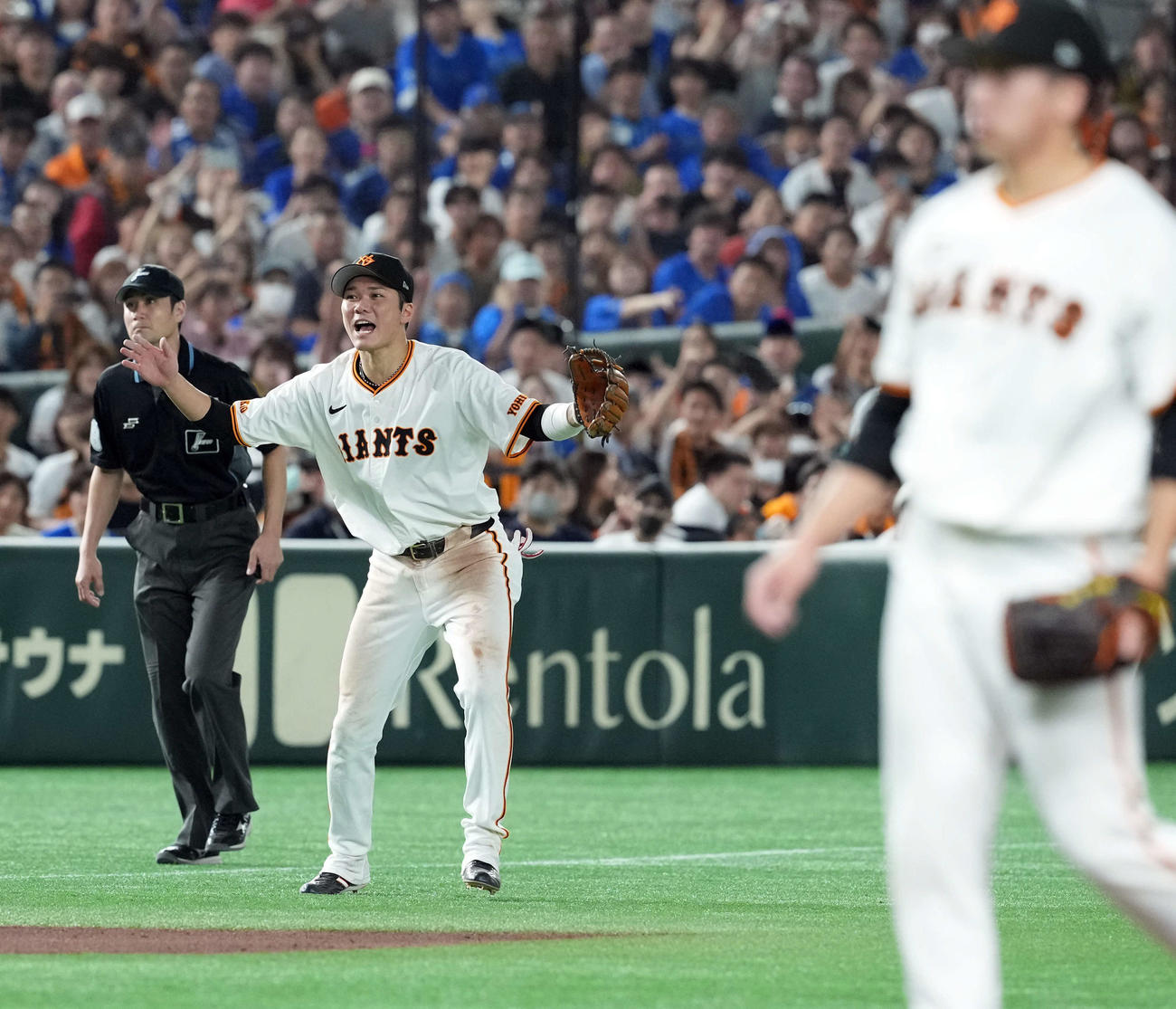 巨人対DeNA 9回表DeNA2死一、二塁、大勢（手前）が宮崎を空振り三振に仕留め、勝利に笑顔を見せる坂本（撮影・たえ見朱実）