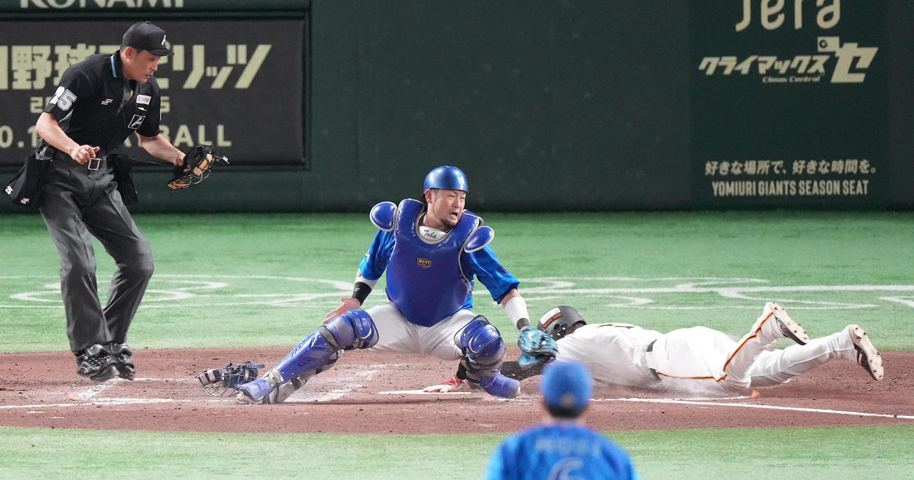 巨人対DeNA 7回裏巨人1死一、三塁、岸田のセーフティスクイズで生還する三塁走者坂本。捕手戸柱（撮影・鈴木みどり）