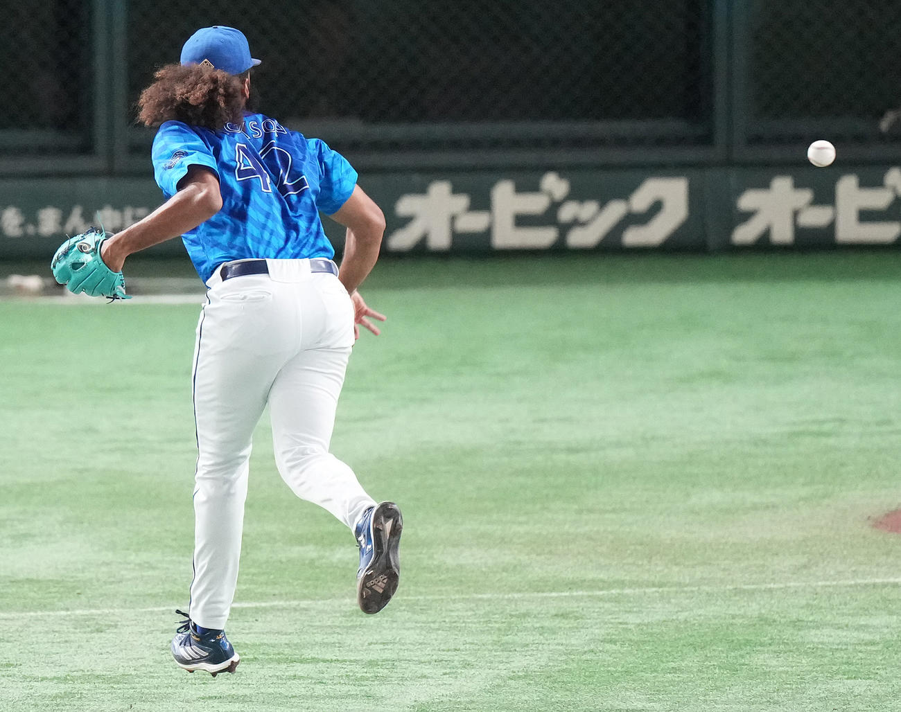 巨人対DeNA 7回裏巨人1死一、三塁、岸田のスクイズ球を本塁へ生還するも三塁走者坂本の生還を許すジャクソン（撮影・鈴木みどり）