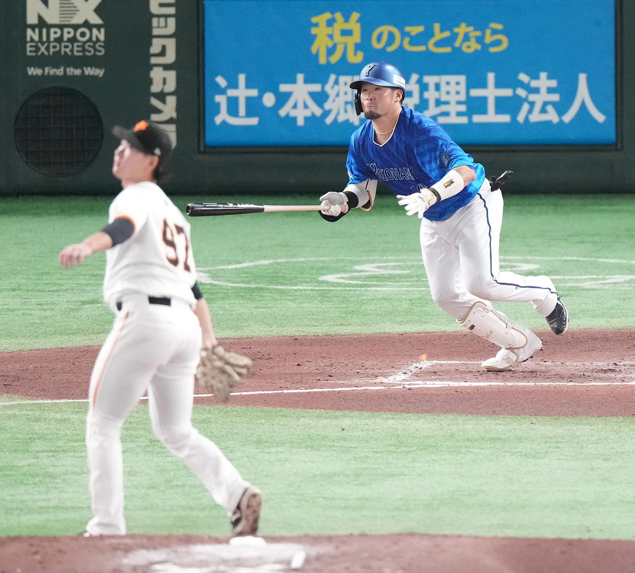 巨人対DeNA 6回表DeNA1死、右越えソロ本塁打を放つ戸柱。投手井上（撮影・鈴木みどり）
