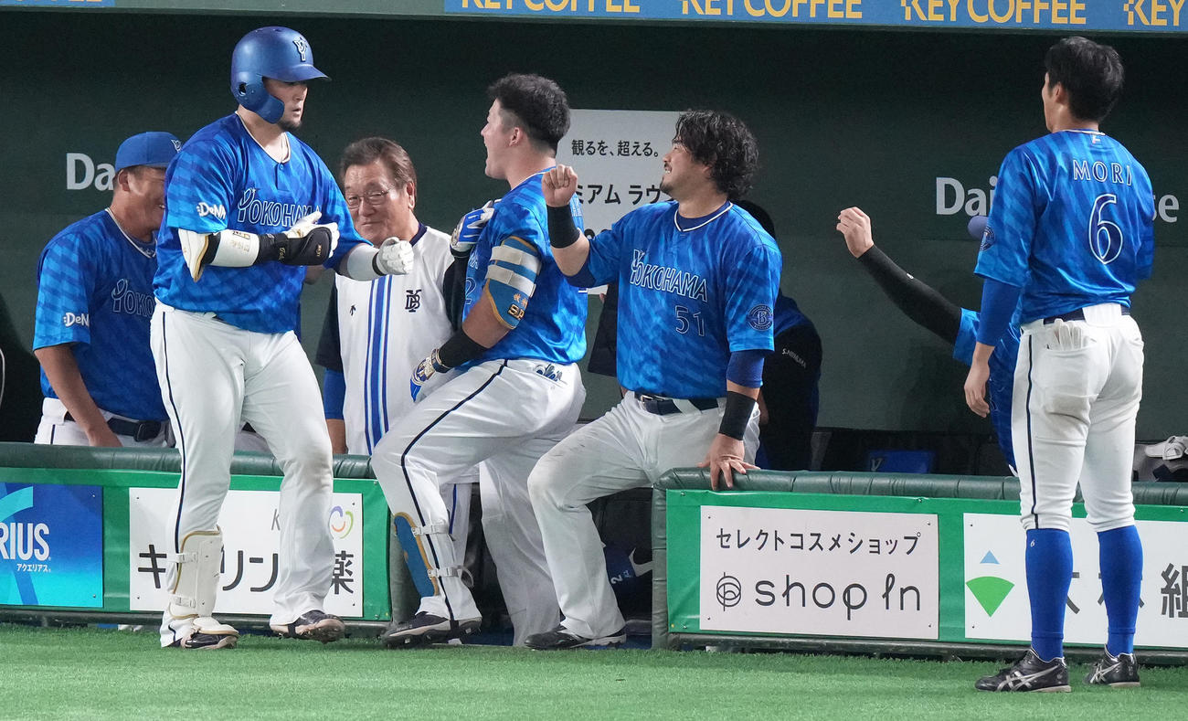 巨人対DeNA 6回表DeNA1死、右越えソロ本塁打を放った戸柱（左手前）はベンチ前でポーズ（撮影・鈴木みどり）