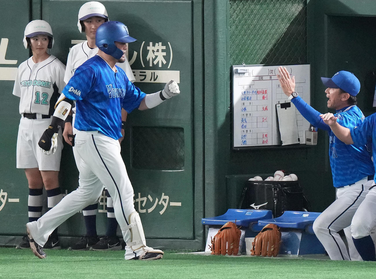 巨人対DeNA 6回表DeNA1死、右越えソロ本塁打を放った戸柱（左）を迎える三浦監督（撮影・鈴木みどり）
