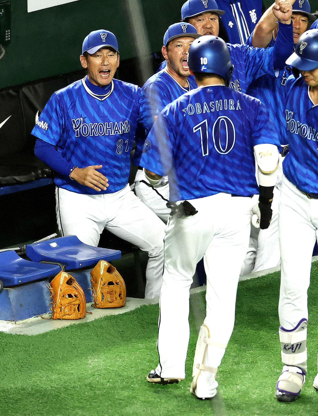 巨人対DeNA 6回表DeNA1死、三浦監督（左）は同点ソロ本塁打を放った戸柱（右）を迎える（撮影・河田真司）