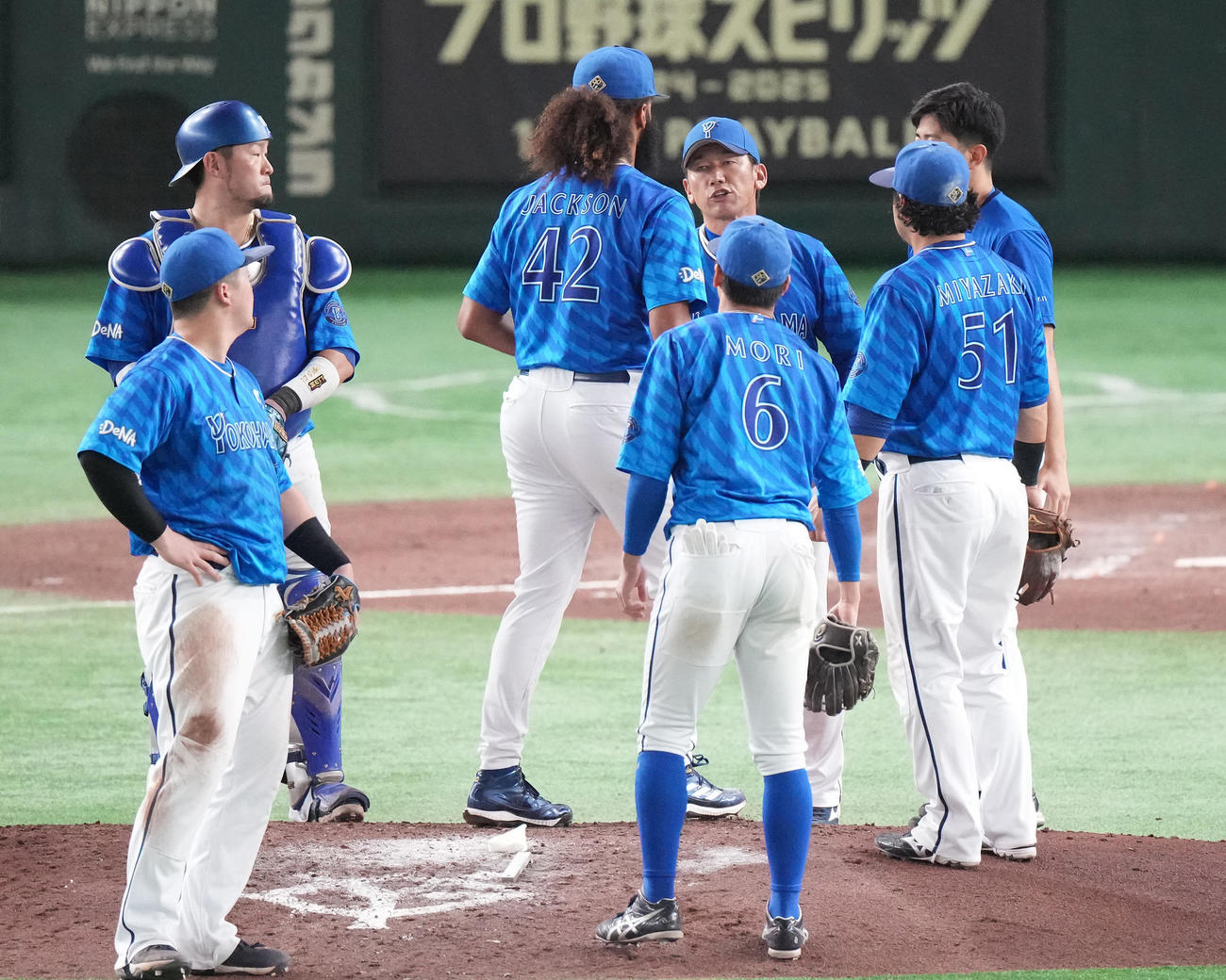 巨人対DeNA 7回途中、ジャクソン（左から3人目）に降板を告げるDeNA三浦監督（撮影・鈴木みどり）