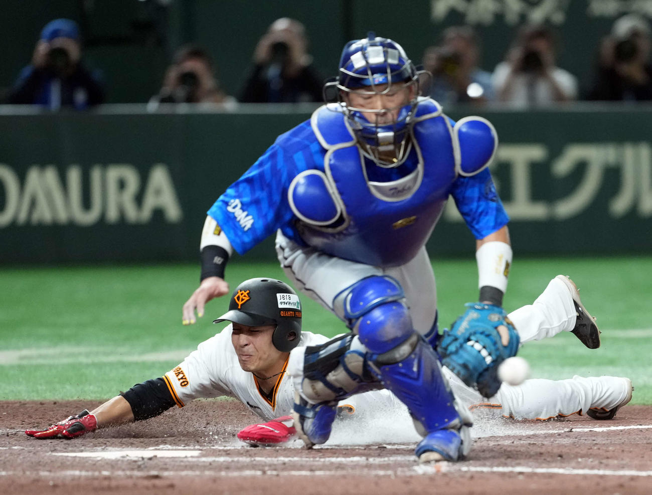 巨人対DeNA 7回裏巨人1死二、三塁、長野の一ゴロ野選で生還する代走増田大。手前はオースティンの悪送球に反応する戸柱（撮影・たえ見朱実）