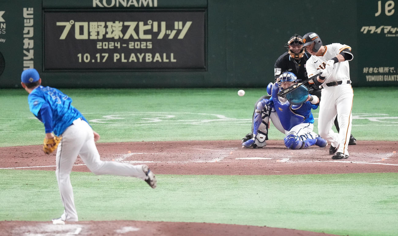 巨人対DeNA 7回裏巨人1死二、三塁、一ゴロで野選を呼び込む長野。投手中川颯（撮影・鈴木みどり）