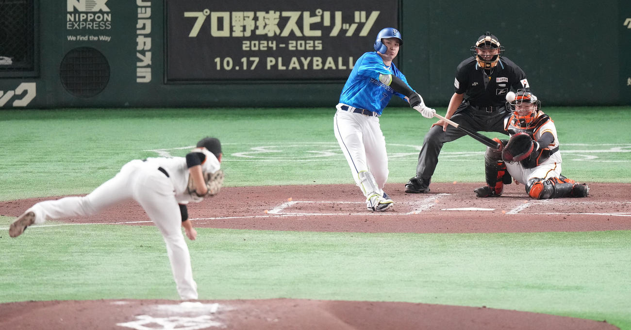 巨人対DeNA 4回表DeNA2死、左飛に倒れる佐野。投手井上（撮影・鈴木みどり）