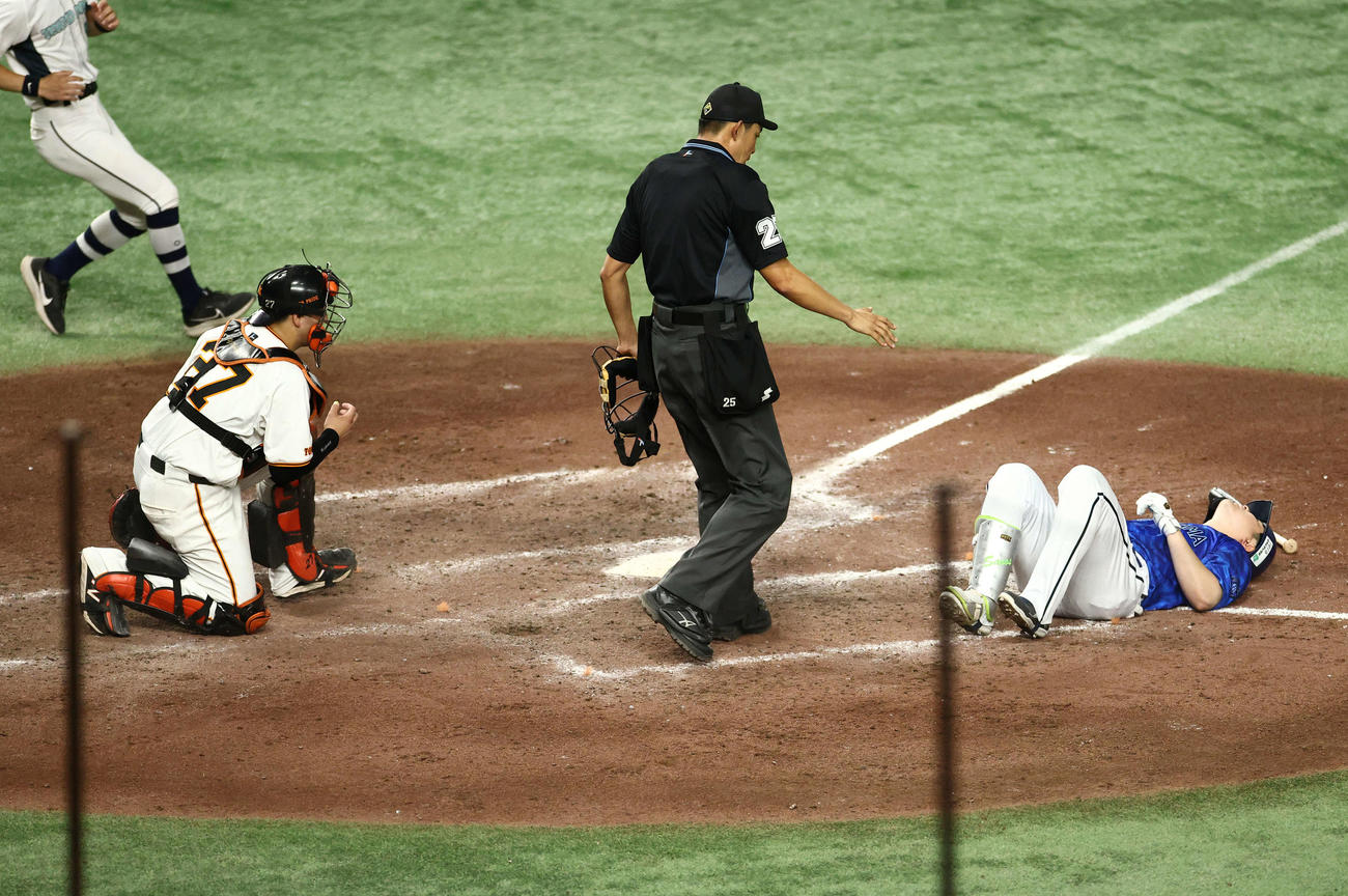巨人対DeNA 9回表DeNA1死一塁、死球を受ける佐野（撮影・河田真司）
