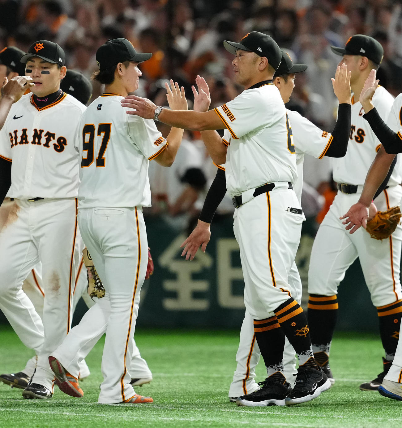 巨人対DeNA　試合後、巨人井上（中央左）をねぎらう阿部監督（撮影・江口和貴）