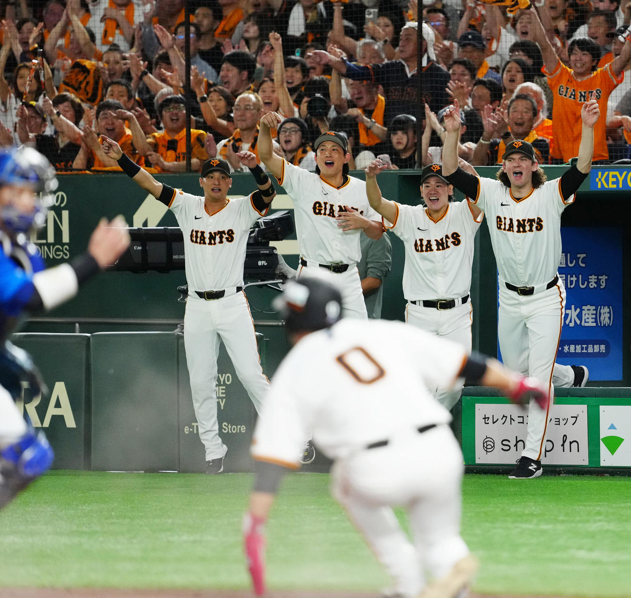 巨人対DeNA 7回裏巨人1死二、三塁、代打長野の一ゴロを捕球したオースティンが本塁へ悪送球。二塁走者岸田の生還をうながす選手たち。左から吉川、小林、井上、ケラー（撮影・江口和貴）