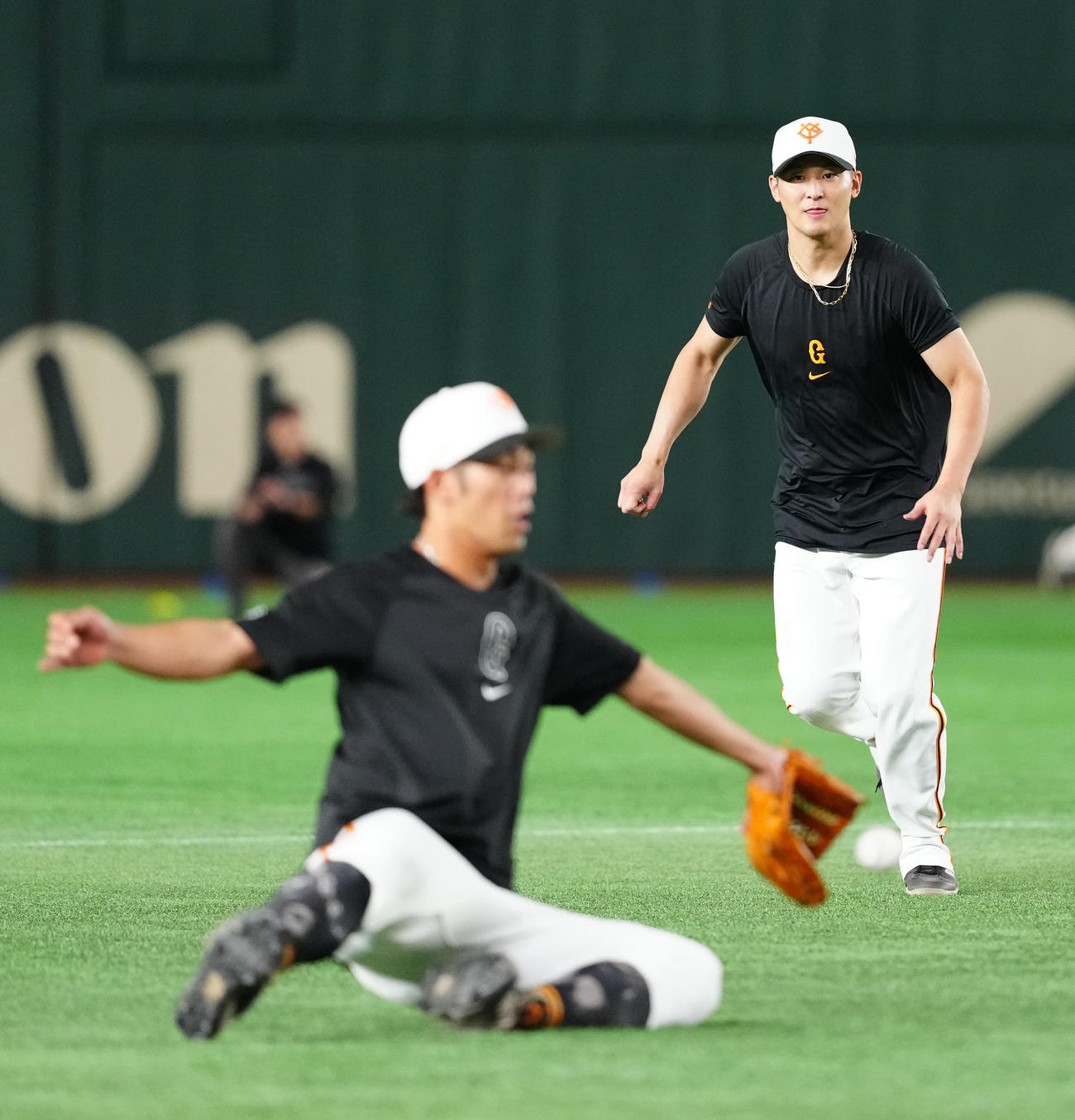 巨人対DeNA　試合前練習に臨む巨人吉川。手前は立岡（撮影・江口和貴）