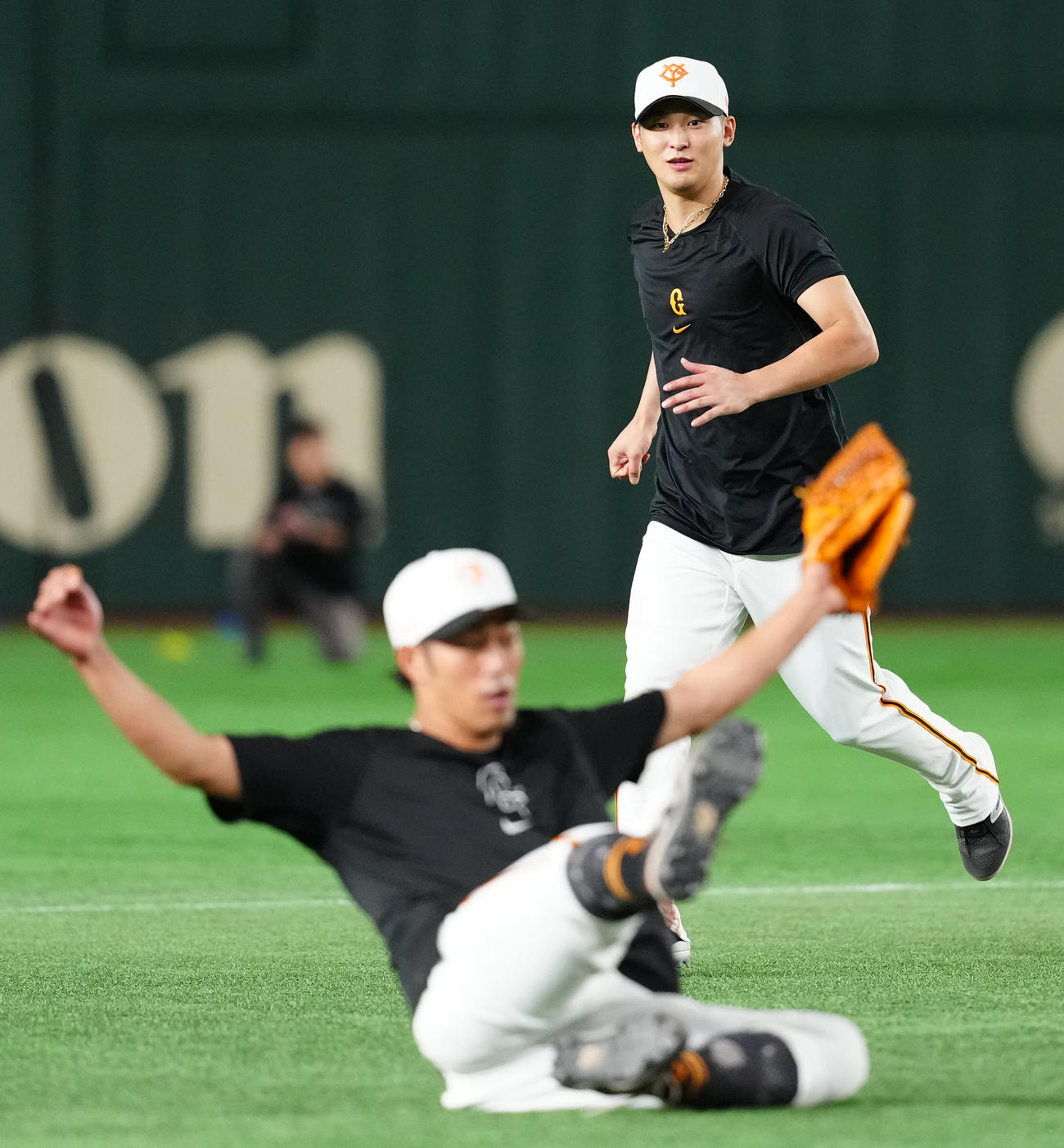 巨人対DeNA　試合前練習に臨む巨人吉川。手前は立岡（撮影・江口和貴）