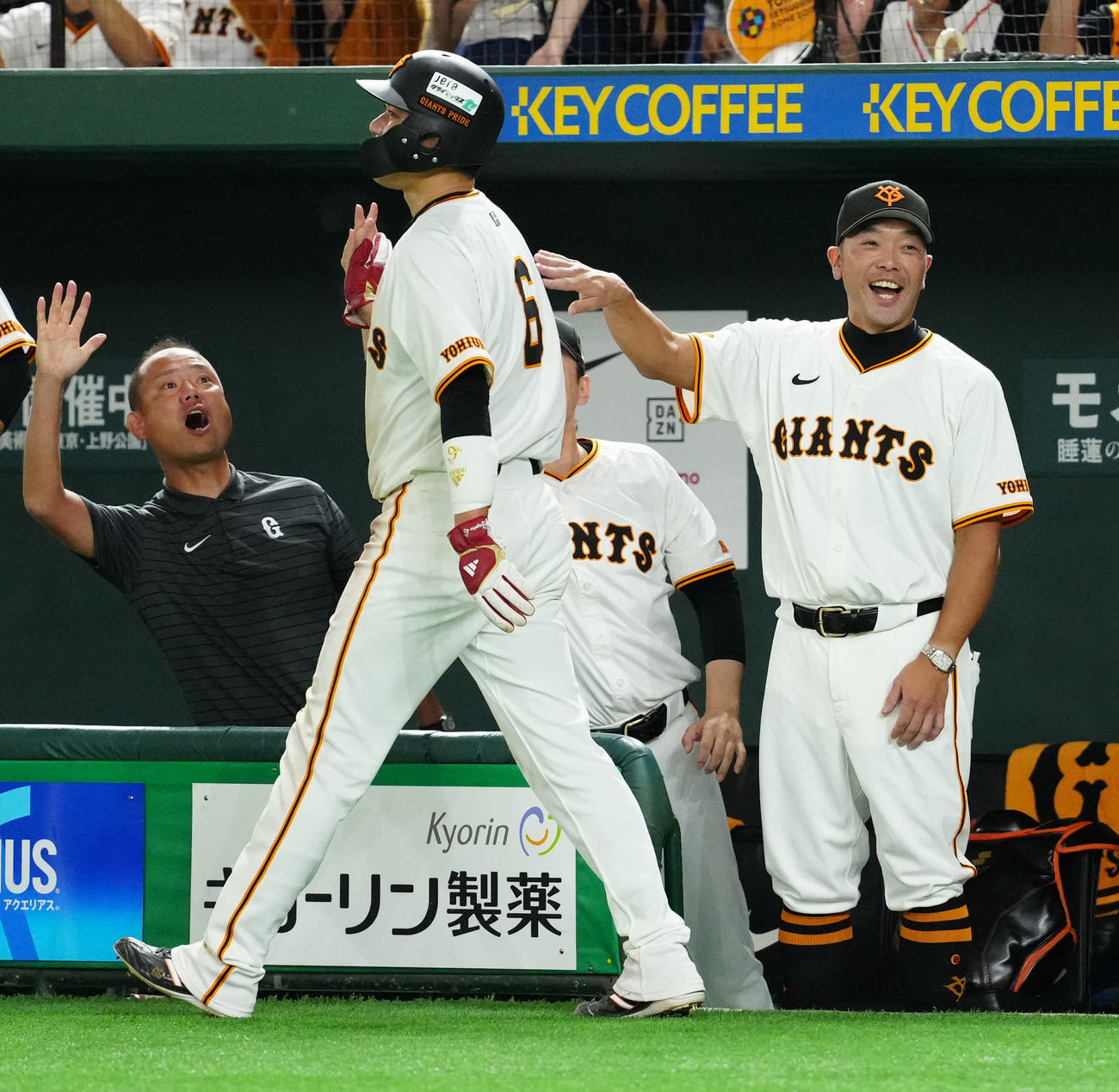 巨人対DeNA 7回裏巨人1死一、三塁、岸田のスクイズで生還した坂本（中央）を迎える阿部監督（右）（撮影・江口和貴）