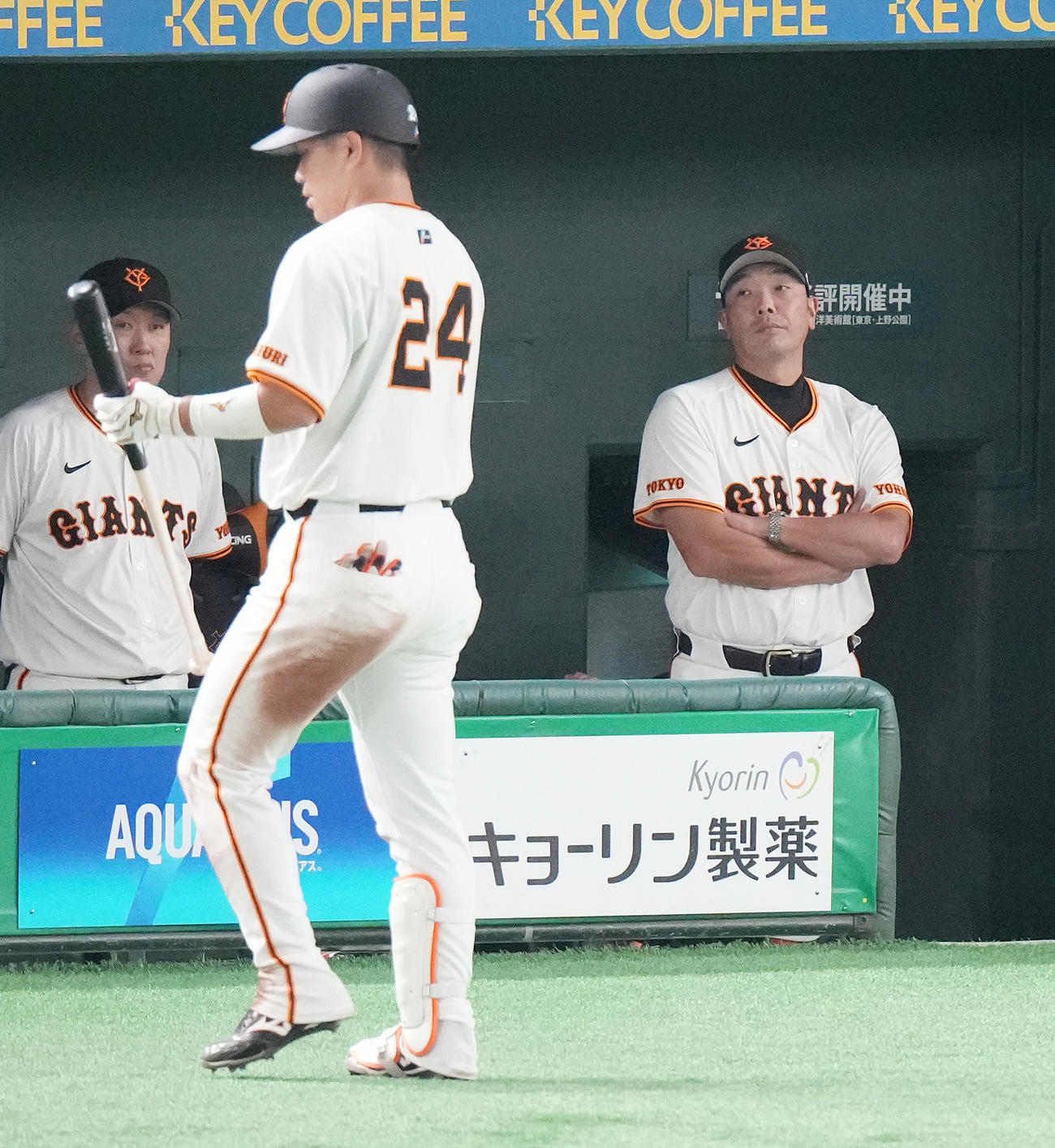 巨人対DeNA 6回裏巨人1死、見逃し三振に倒れベンチへ戻る大城卓（手前）と腕を組む阿部監督（右）（撮影・鈴木みどり）