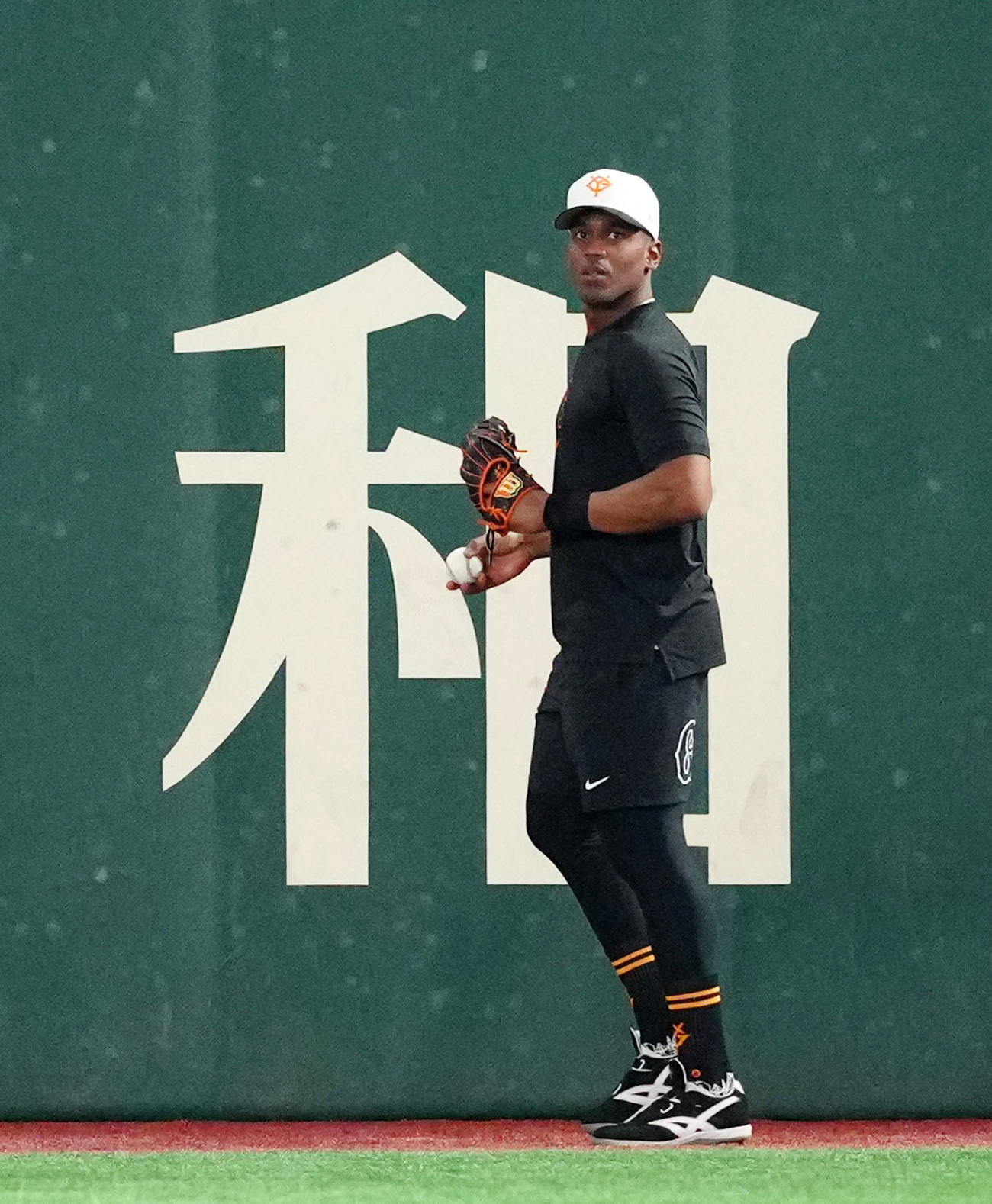 巨人対DeNA　試合前練習に臨む巨人ヘルナンデス（撮影・江口和貴）