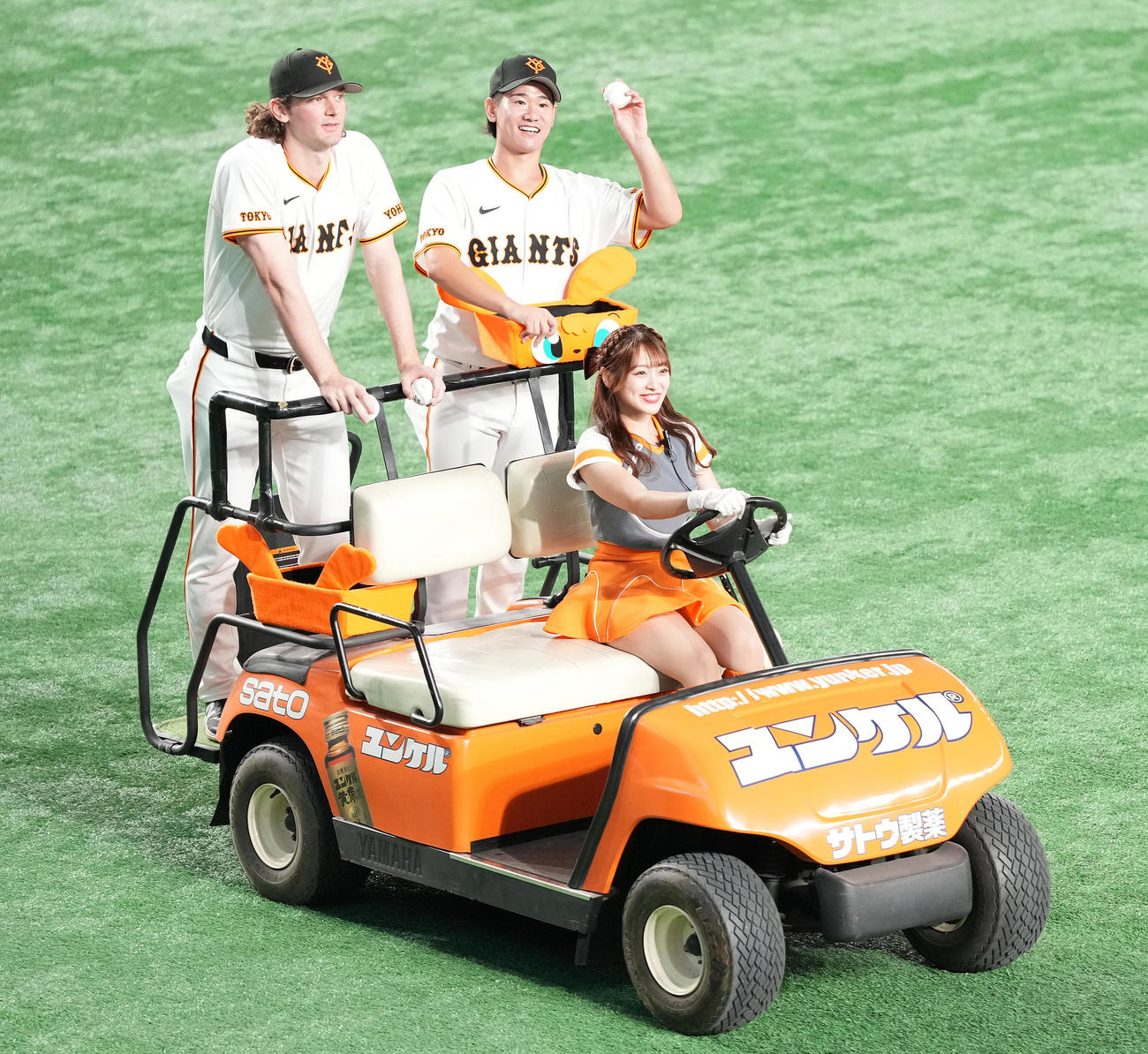 巨人対DeNA DeNAに勝利し、場内1周する巨人井上（右）とケラー（撮影・鈴木みどり）