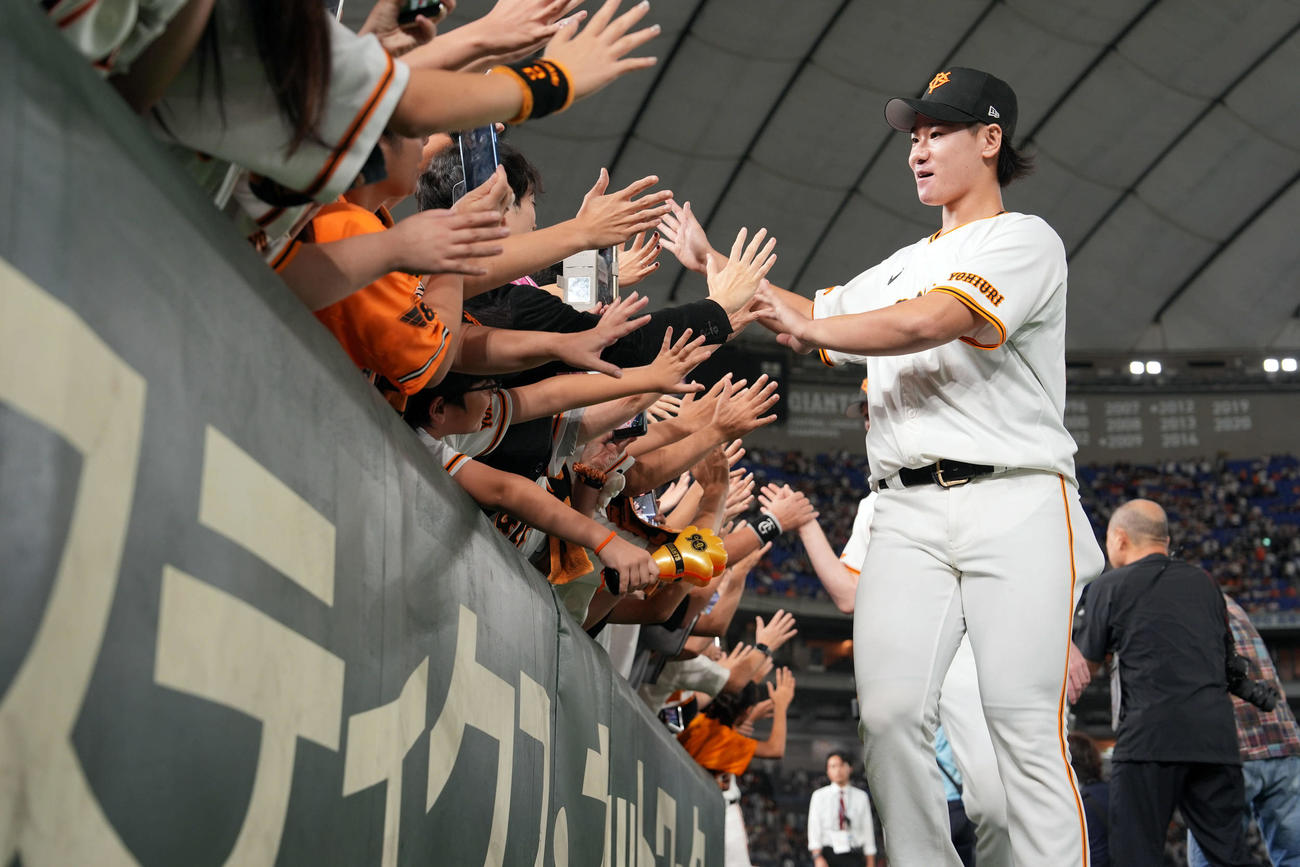 巨人対DeNA DeNAに勝利しファンとハイタッチをする巨人井上（撮影・たえ見朱実）