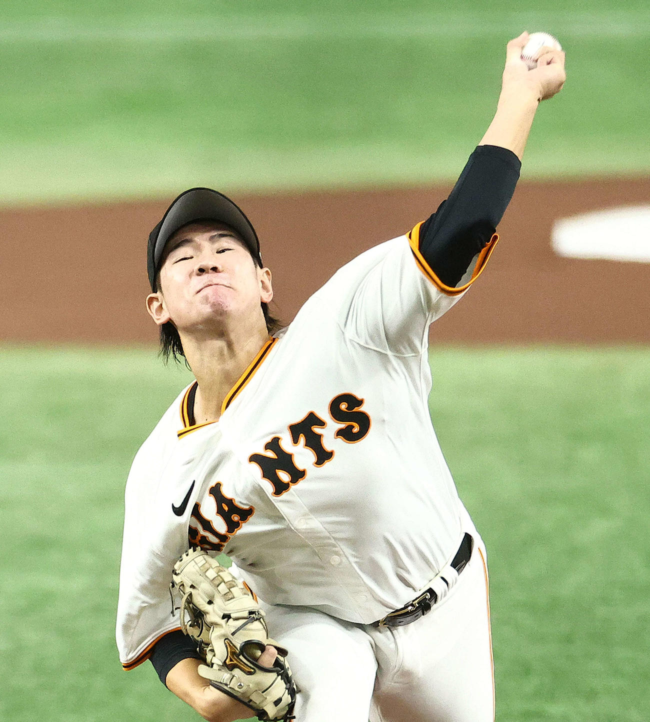 巨人対DeNA　力投する巨人先発の井上（撮影・河田真司）