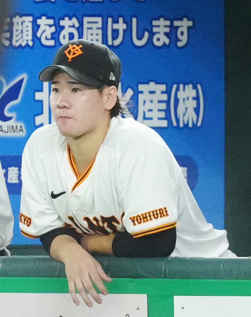巨人対DeNA 6回裏、交代しベンチから戦況を見つめる巨人井上（撮影・江口和貴）