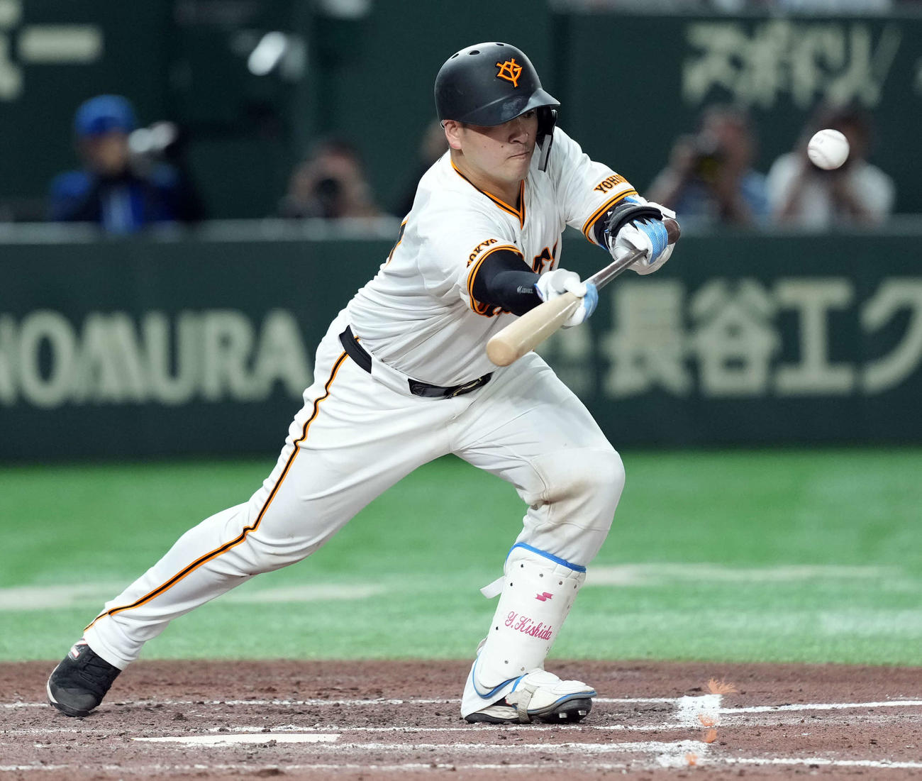 巨人対DeNA 7回裏巨人1死一、三塁、スクイズを決める岸田（撮影・たえ見朱実）