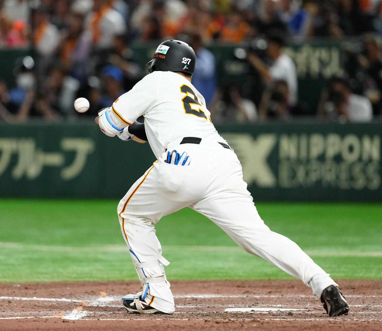 巨人対DeNA 7回裏巨人1死一、三塁、スクイズを決める岸田（撮影・江口和貴）