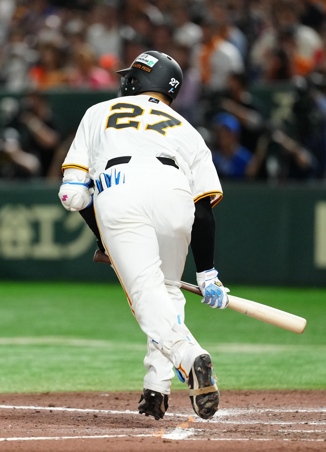 巨人対DeNA 7回裏巨人1死一、三塁、スクイズを決める岸田（撮影・江口和貴）