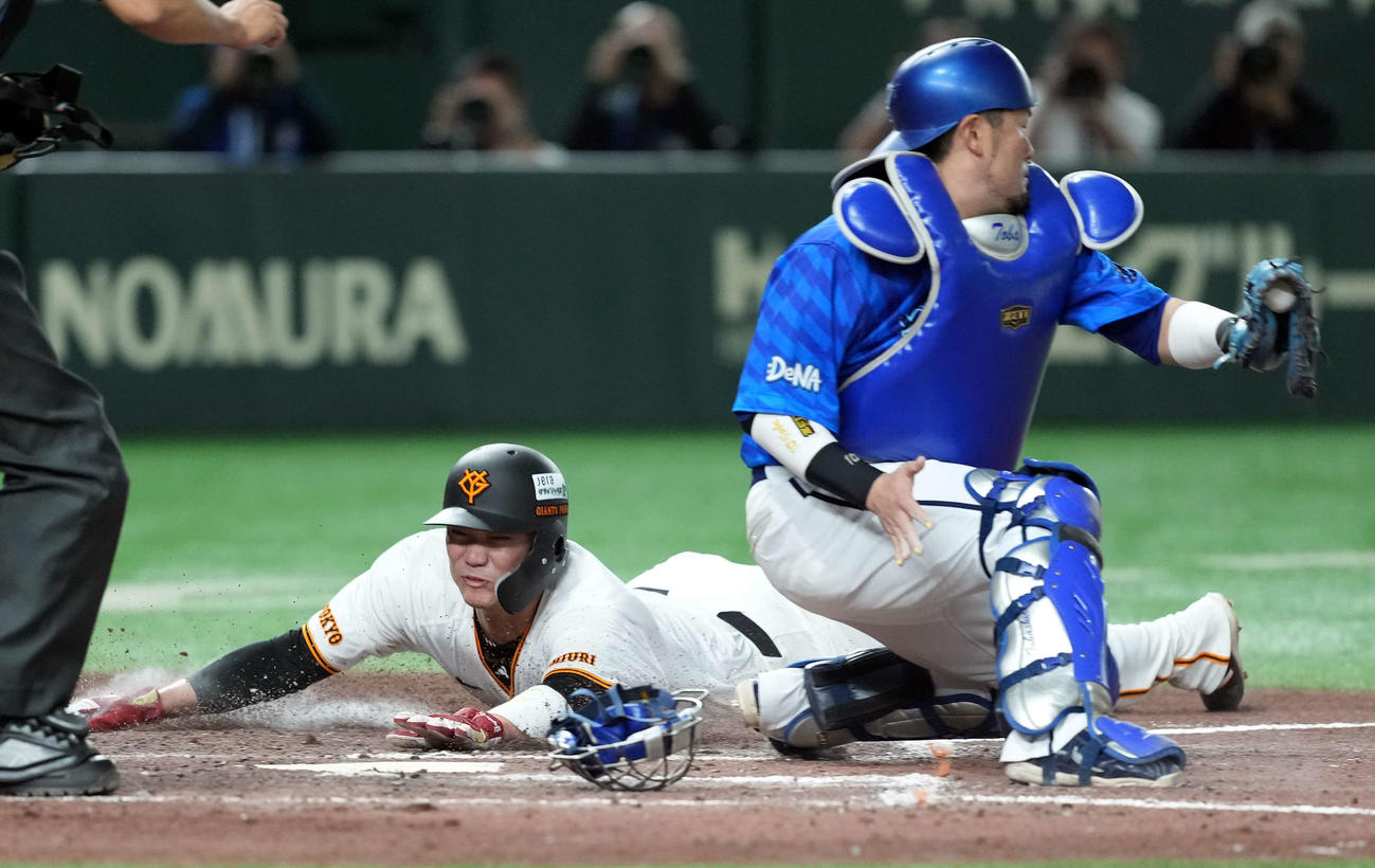 巨人対DeNA　7回裏巨人1死一、三塁、岸田のスクイズで生還する坂本（左）。捕手戸柱（撮影・たえ見朱実）