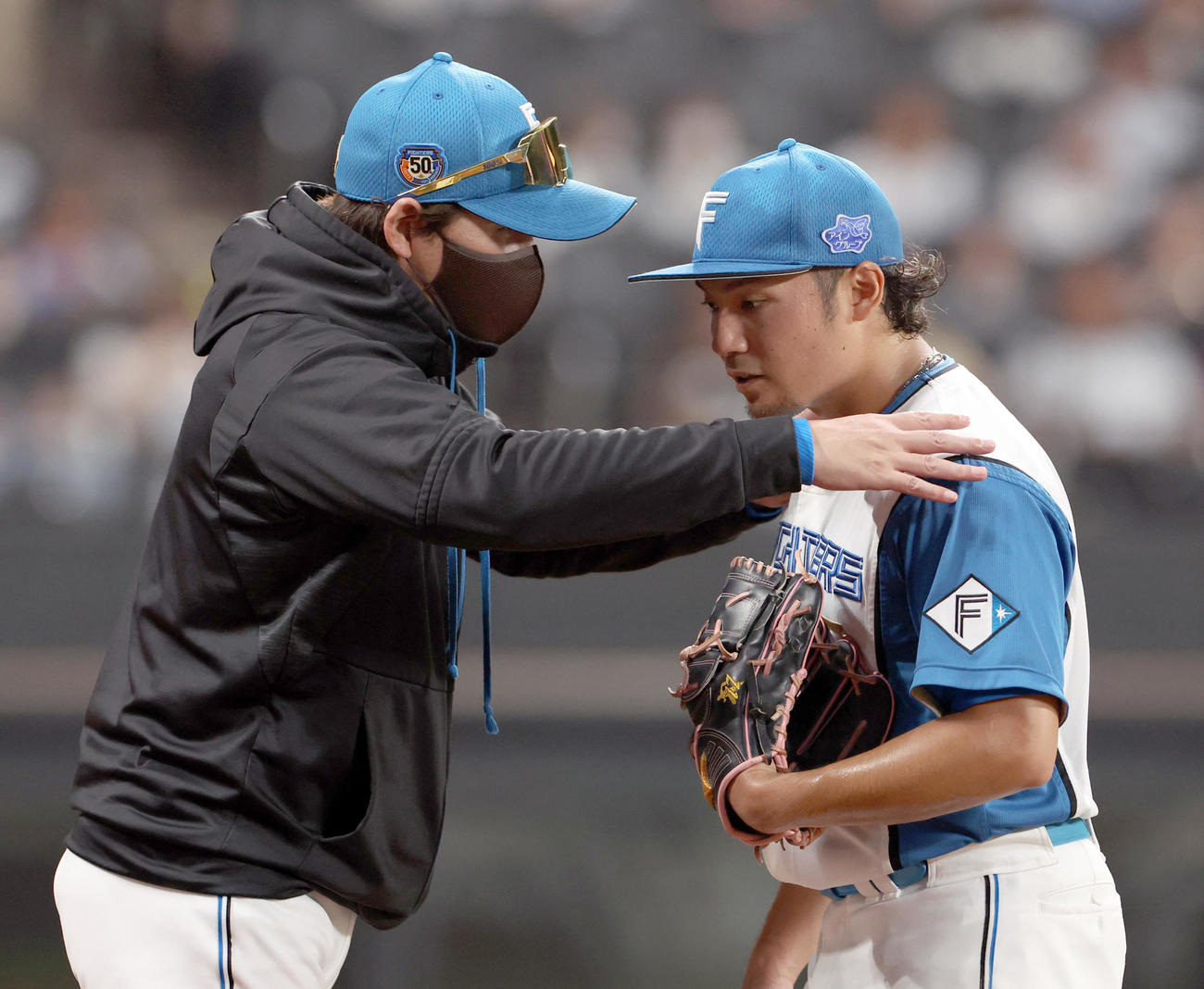新庄監督（左）はベンチに戻る伊藤に声をかける（2024年9月10日撮影）