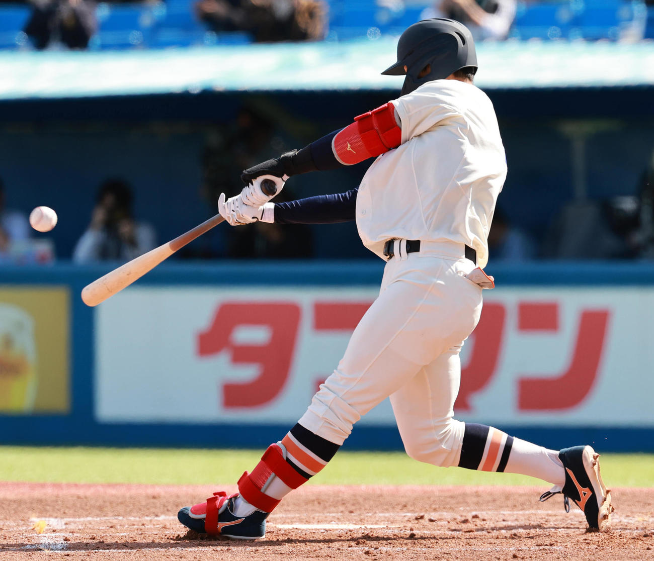 慶大対法大　1回裏法大2死二塁、先制左越え2点本塁打を放つ松下（撮影・野上伸悟）