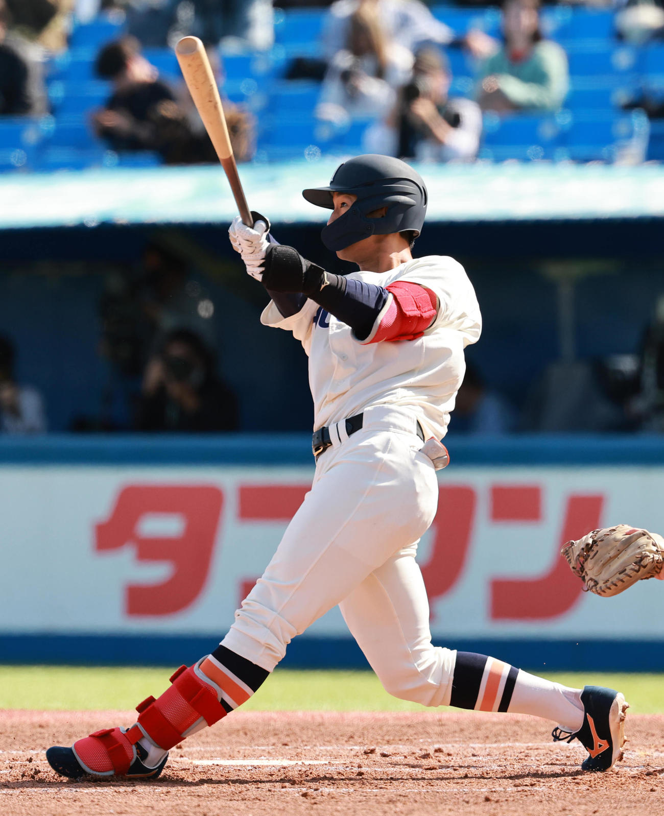 慶大対法大　1回裏法大2死二塁、先制左越え2点本塁打を放つ松下（撮影・野上伸悟）