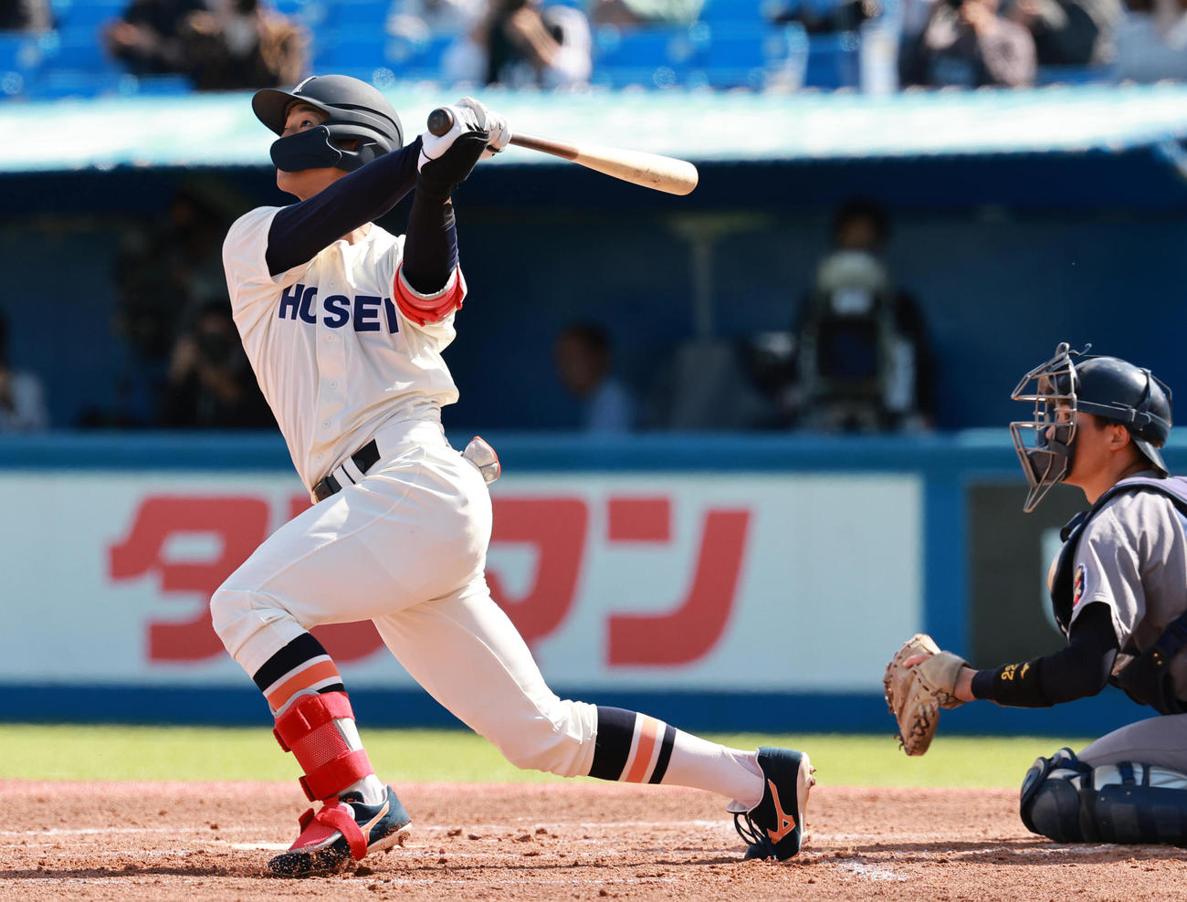 慶大対法大　1回裏法大2死二塁、先制左越え2点本塁打を放つ松下（撮影・野上伸悟）
