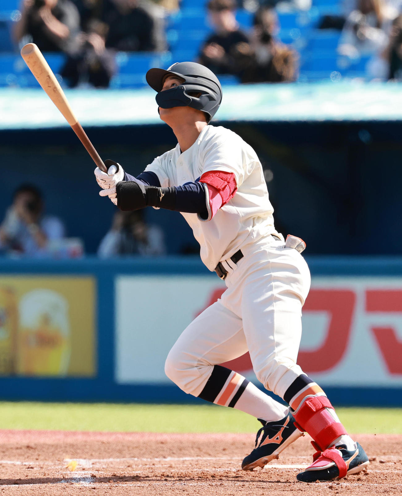 慶大対法大　1回裏法大2死二塁、先制左越え2点本塁打を放つ松下（撮影・野上伸悟）