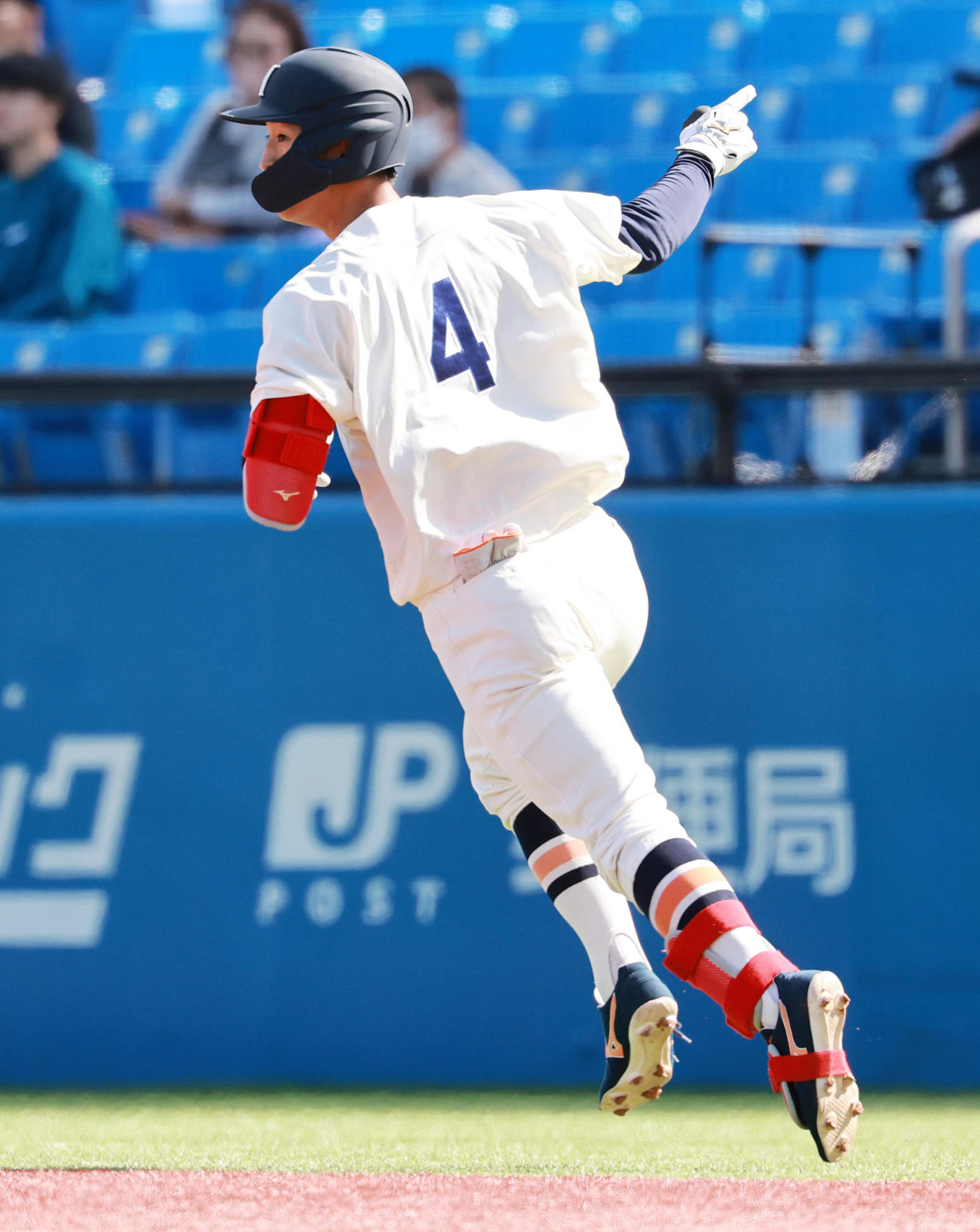 慶大対法大　1回裏法大2死二塁、先制左越え2点本塁打を放ち喜ぶ松下（撮影・野上伸悟）