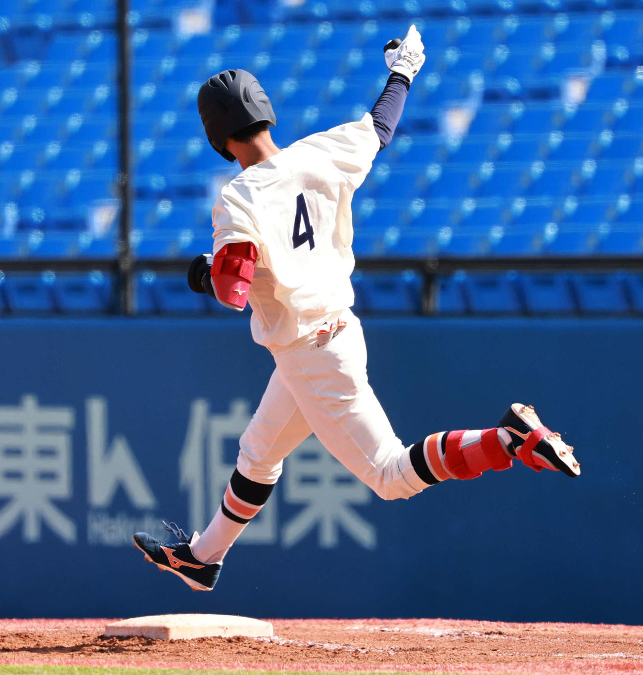 慶大対法大　1回裏法大2死二塁、先制左越え2点本塁打を放ち喜ぶ松下（撮影・野上伸悟）