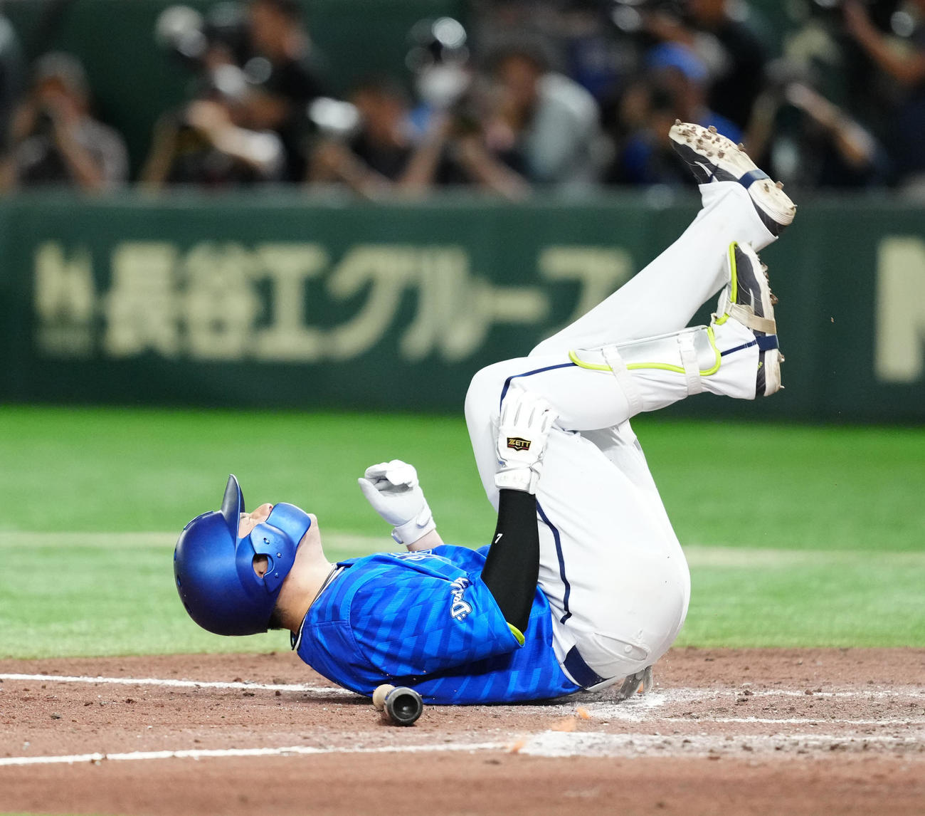巨人対DeNA 9回表DeNA1死一塁、死球を受けた佐野（2024年10月19日撮影撮影）