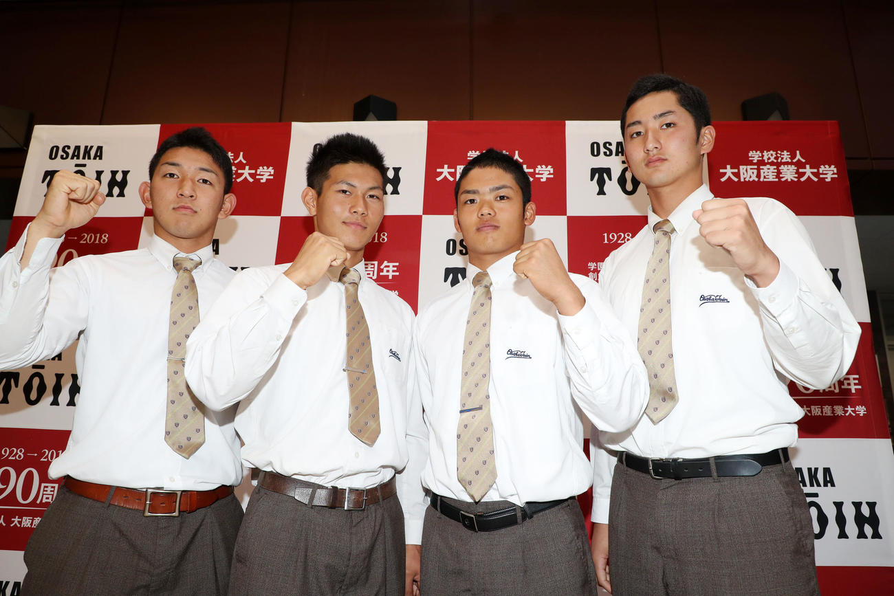 ドラフト前日、ガッツポーズで記念撮影する、左から柿木、藤原、根尾、横川（2018年10月24日撮影）