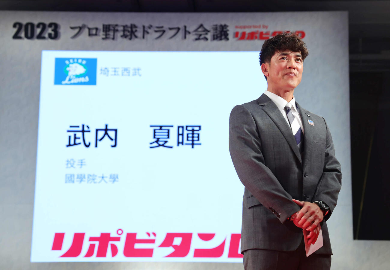 国学院大・武内の交渉権を獲得した西武松井監督（2023年10月26日撮影）