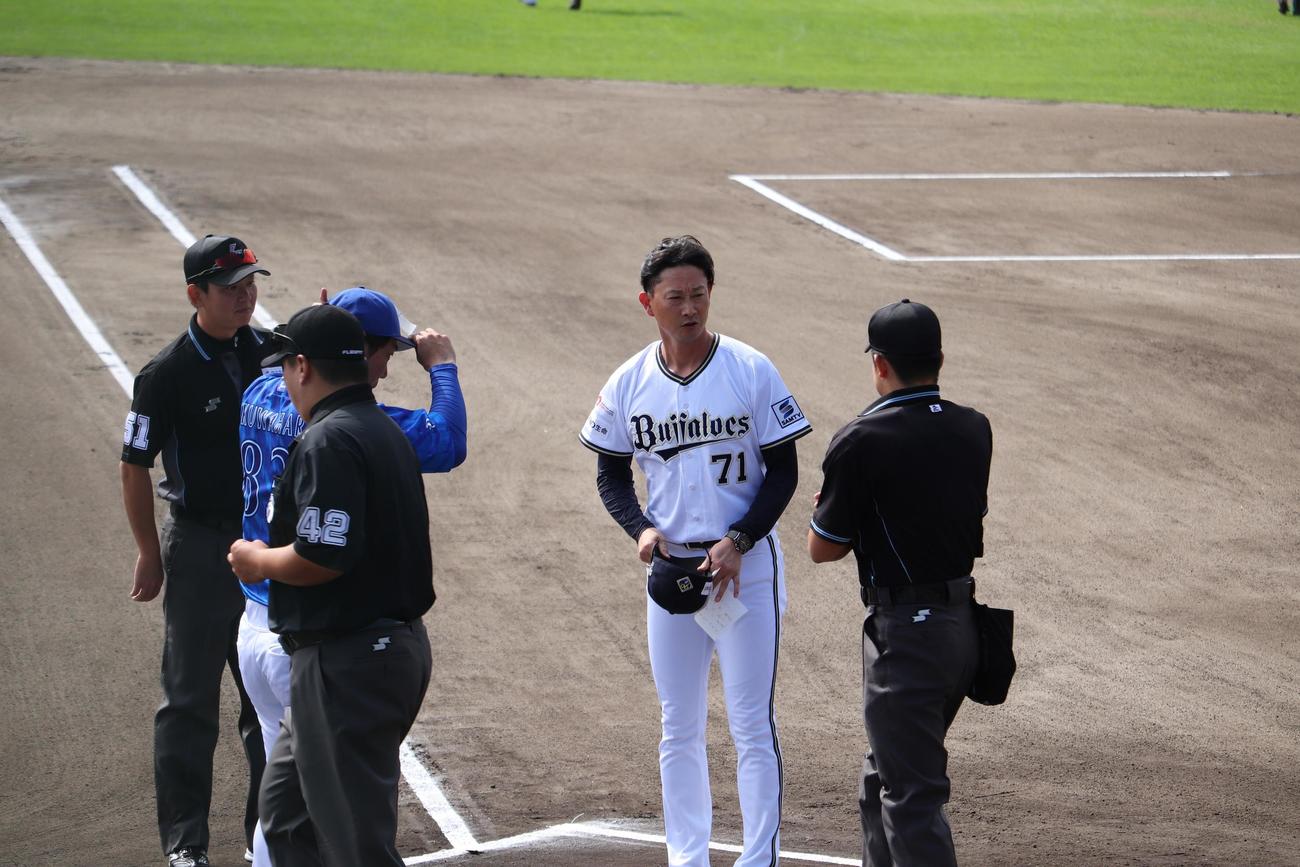 フェニックス・リーグで“初采配”のオリックス岸田監督は試合前にメンバー表を交換（撮影・大池和幸）