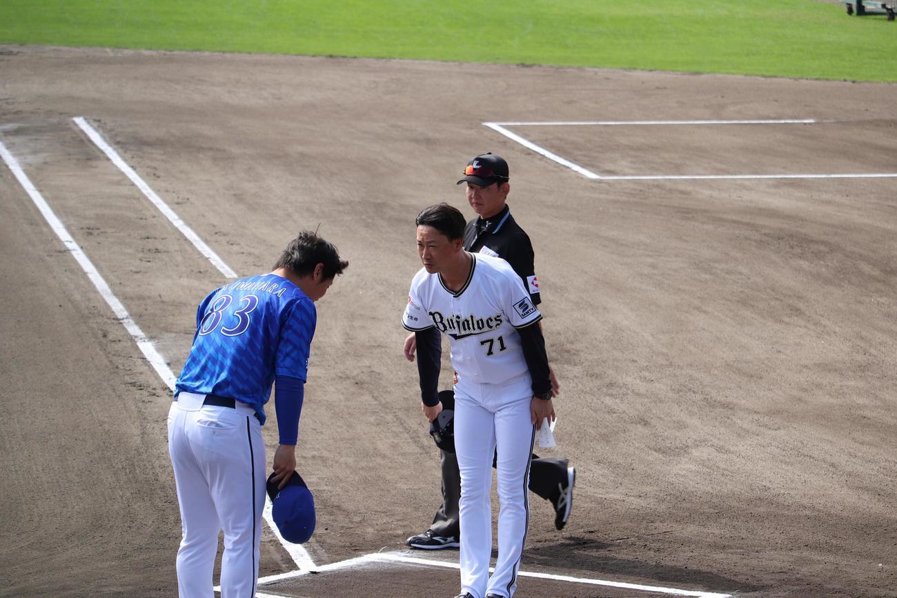 フェニックス・リーグで“初采配”のオリックス岸田監督は試合前にメンバー表を交換（撮影・大池和幸）