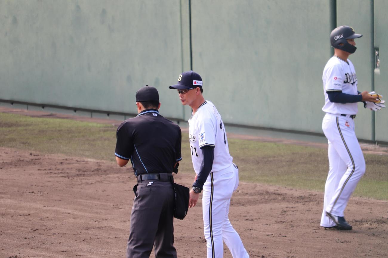 フェニックス・リーグで“初采配”のオリックス岸田監督は投手交代を告げる（撮影・大池和幸）