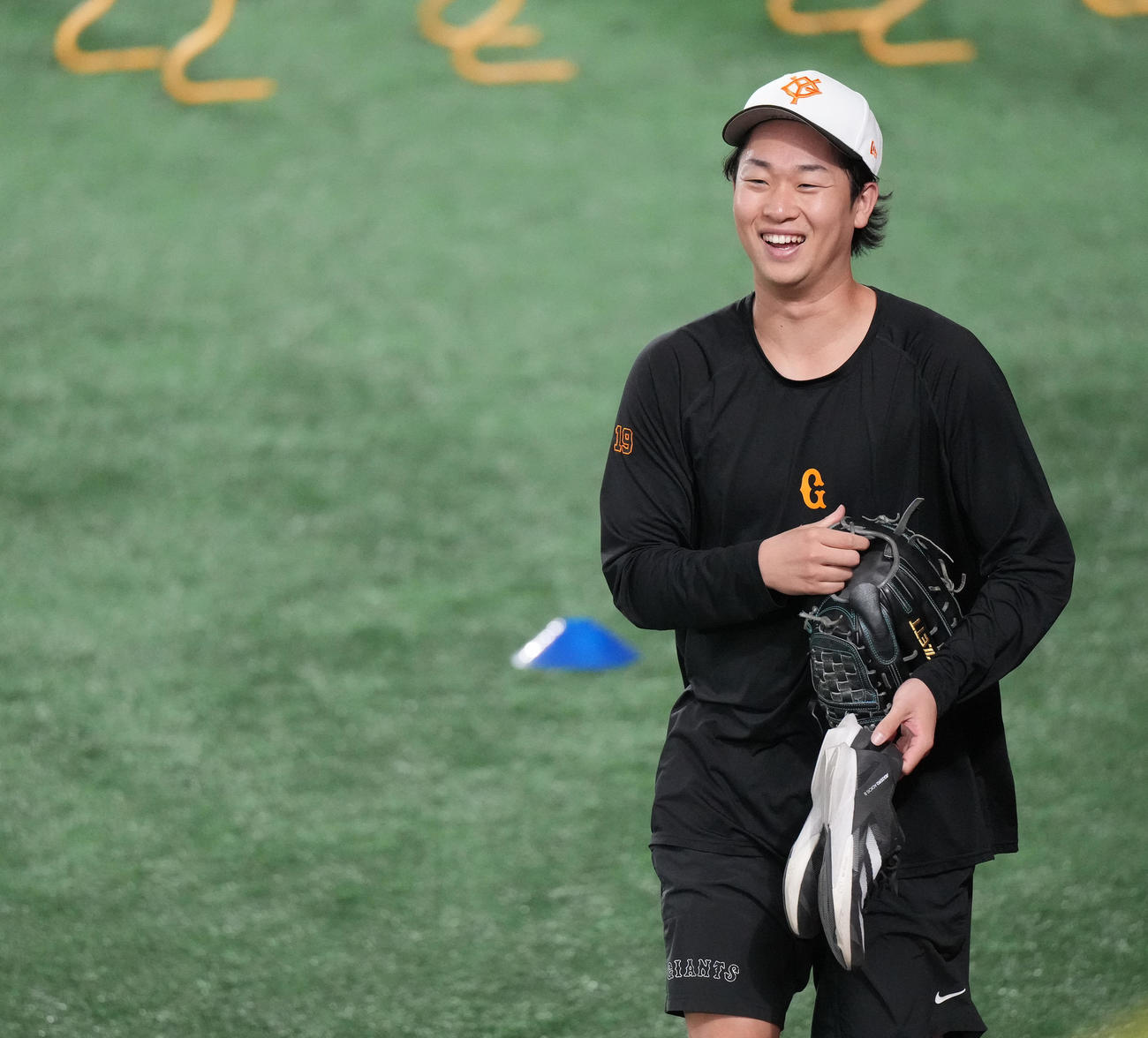 巨人対DeNA　試合前練習を終え、笑顔で引き揚げる巨人山崎伊（撮影・鈴木みどり）