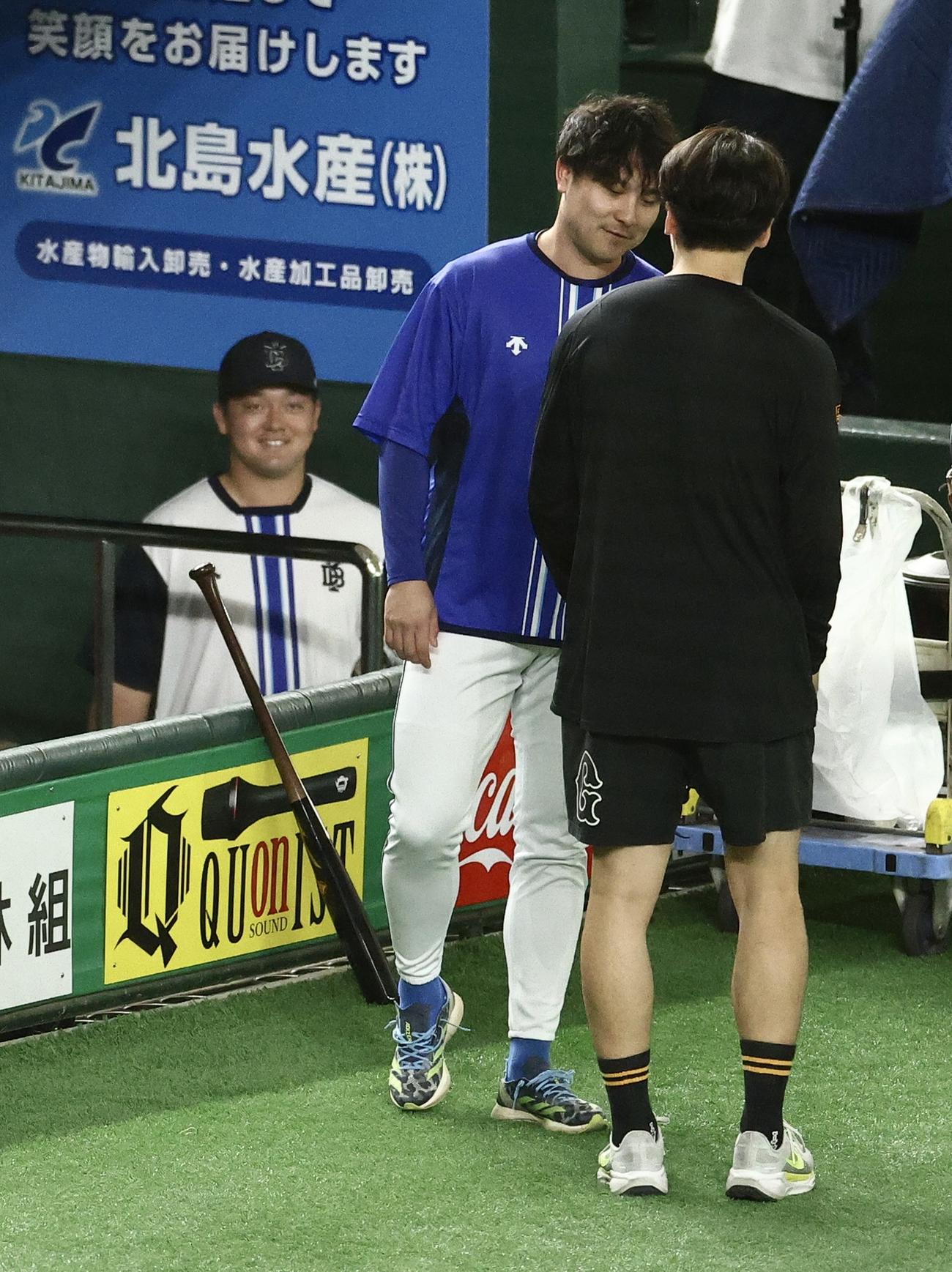 巨人対DeNA　試合前、巨人大勢（右）と言葉を交わすDeNA佐野。奥は牧（撮影・河田真司）