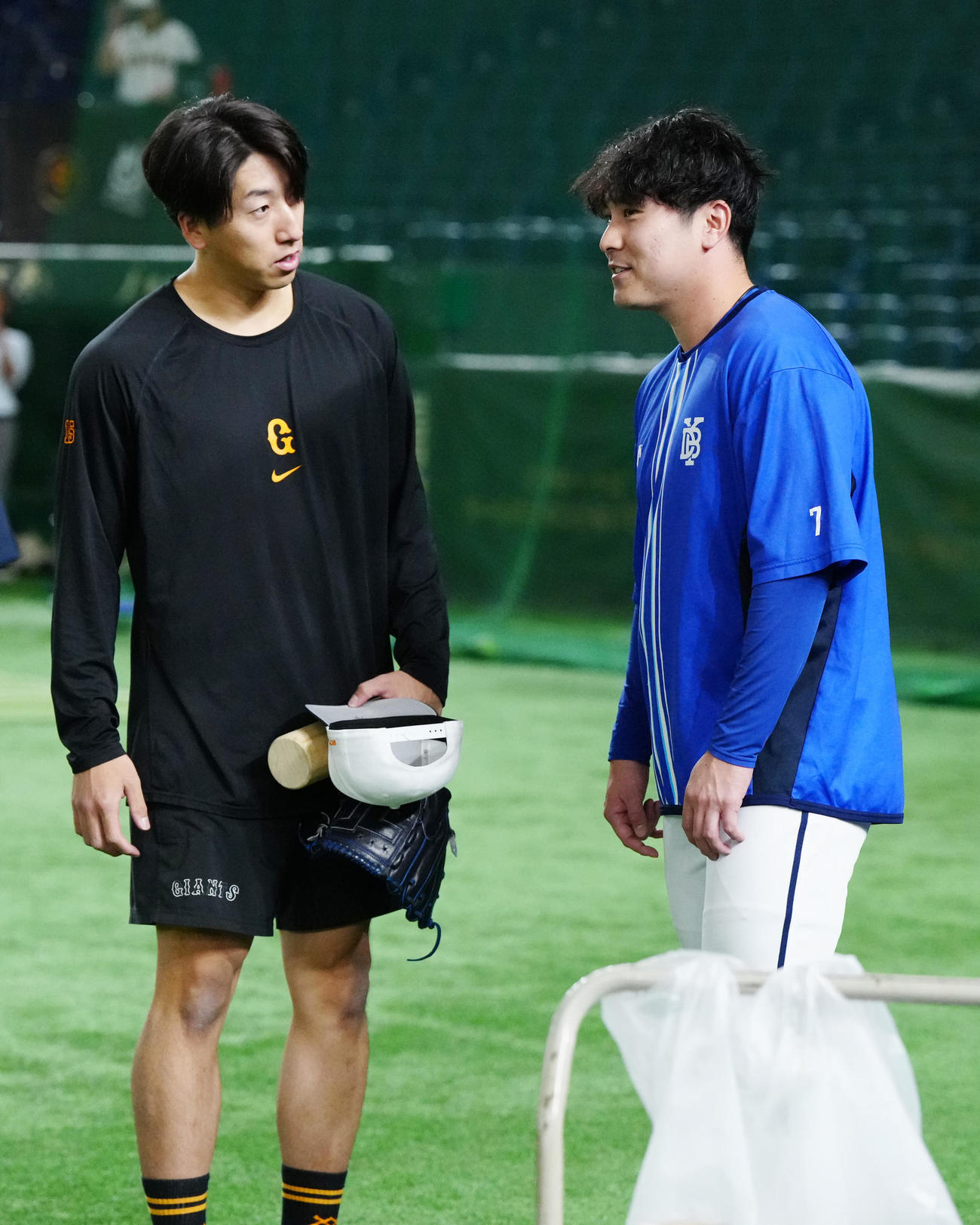 巨人対DeNA　試合前、巨人大勢（左）から謝罪を受けるDeNA佐野（撮影・江口和貴）