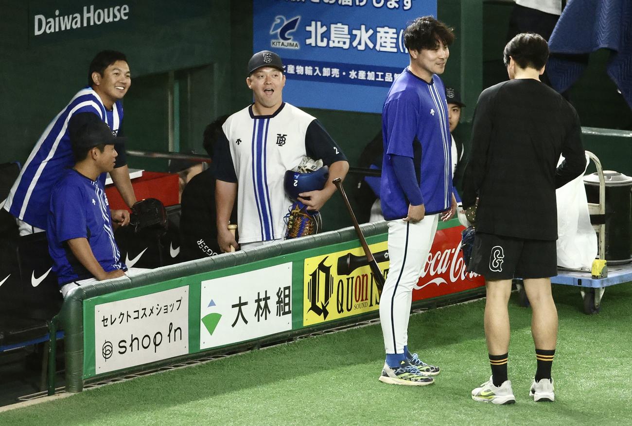巨人対DeNA　試合前、巨人大勢（右）と言葉を交わすDeNA佐野（撮影・河田真司）