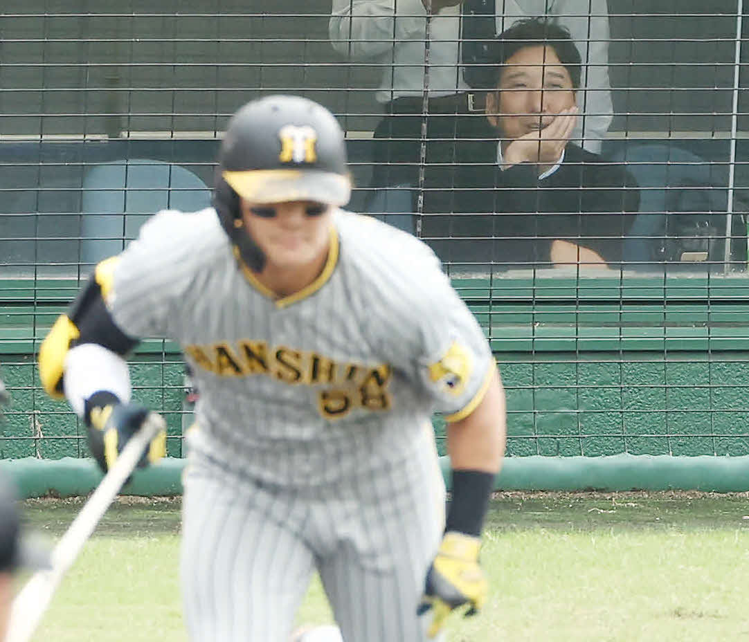 17日、フェニックスリーグを視察した阪神藤川監督。手前は前川