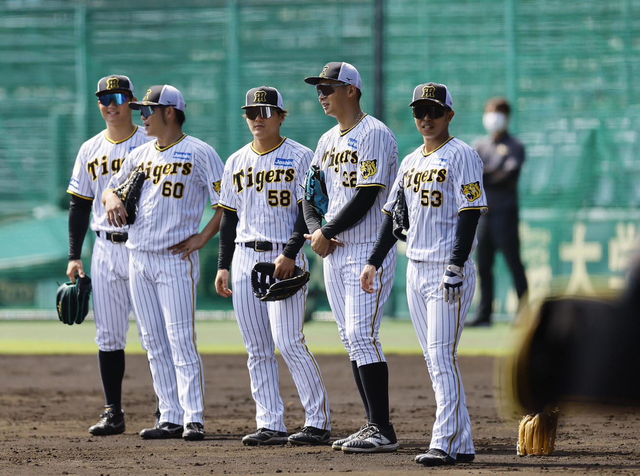 シートノックを見つめる左から阪神森下、小野寺、前川、井上、島田（撮影・藤尾明華）