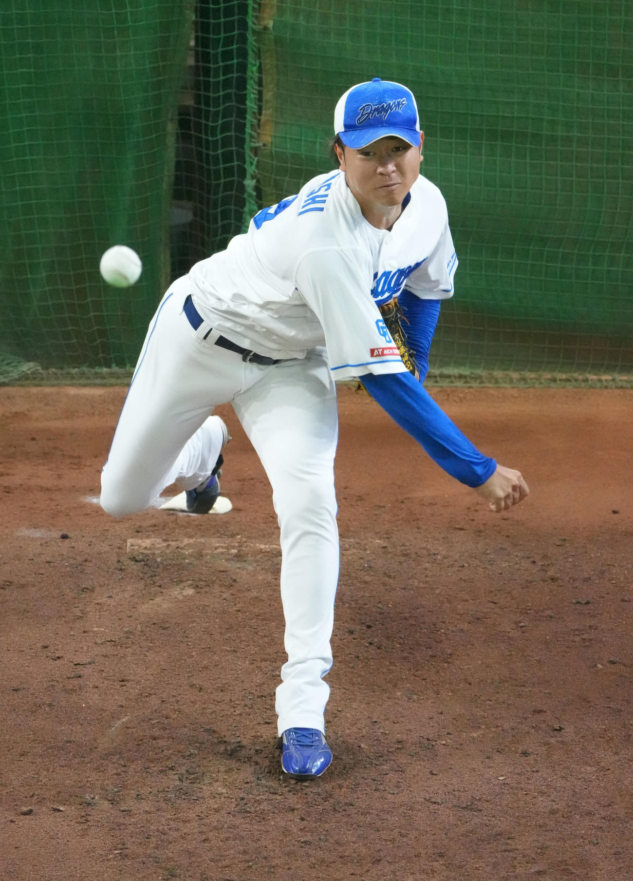 ブルペンに入り投球練習をする高橋宏（撮影・森本幸一）