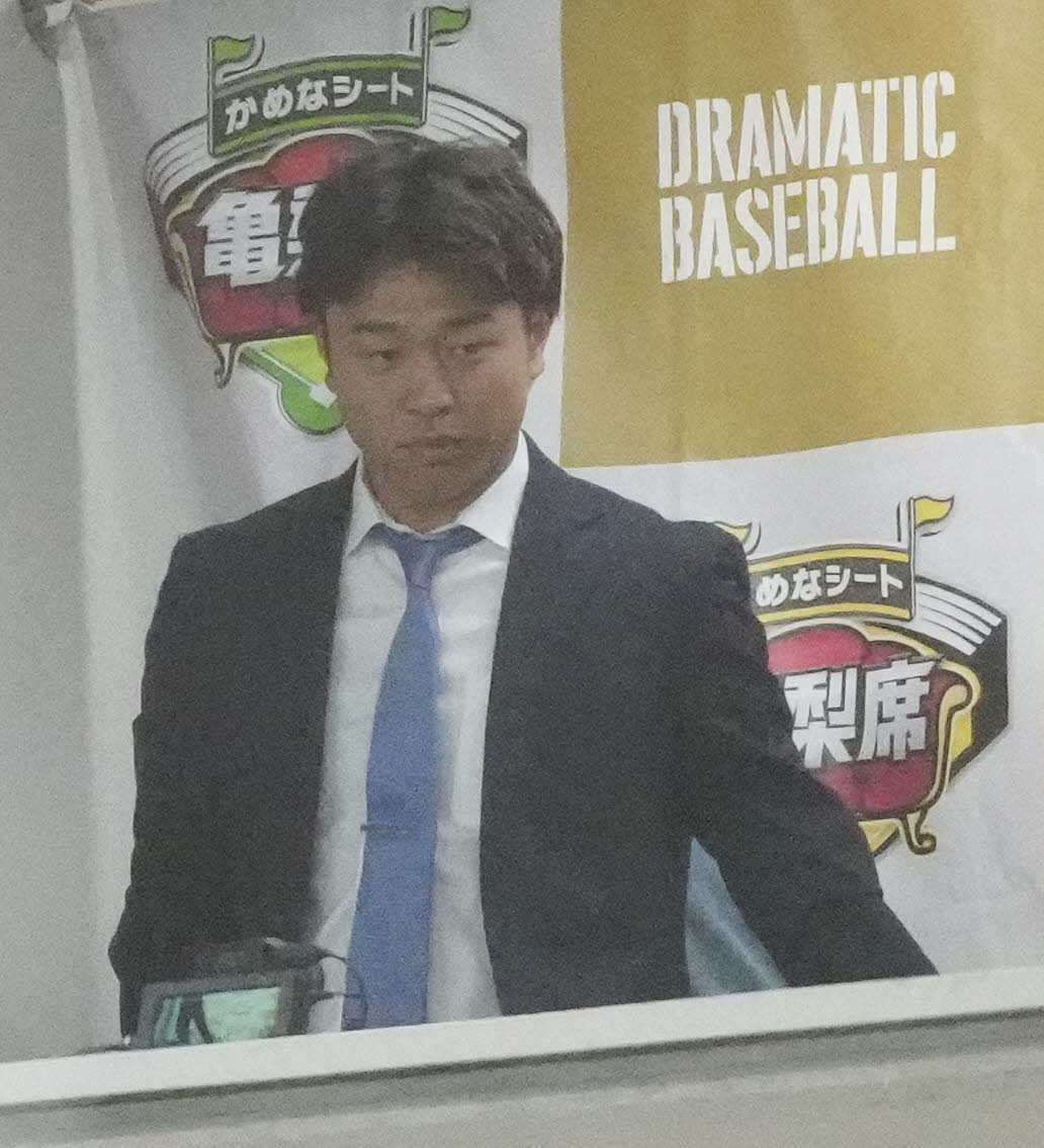 巨人対DeNA　中継のゲスト出演する中日高橋宏（撮影・江口和貴）
